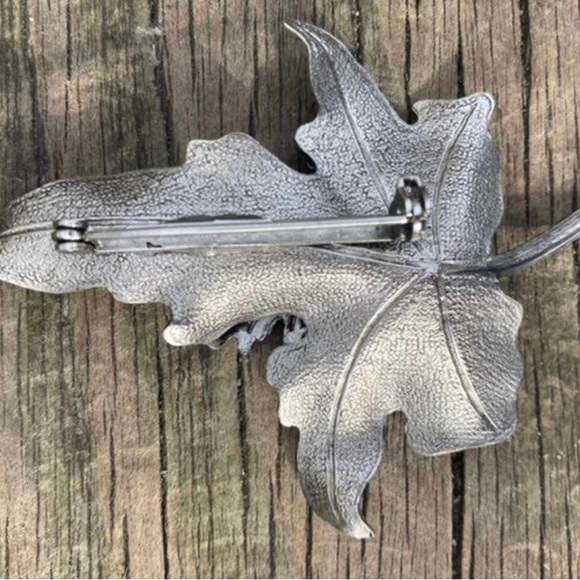 VINTAGE HOLIDAY LEAF BROOCH SILVER TONE - Picture 2 of 6